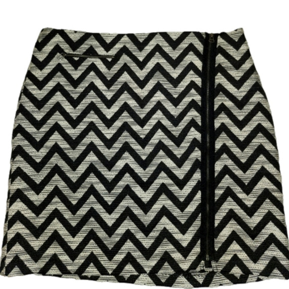 Knit chevron  black and white miniskirt - Picture 1 of 9